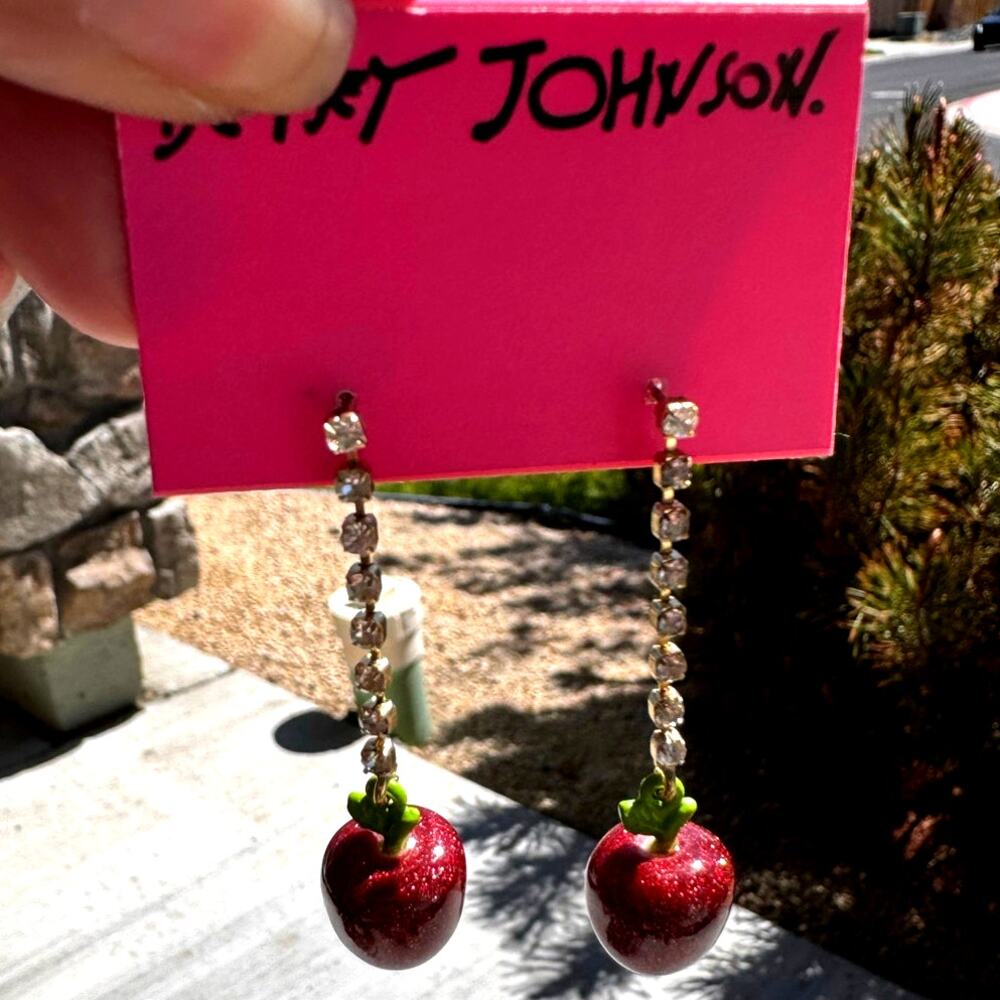 Betsey Johnson glitter red apple dangle earrings apple charms green leaves 2021